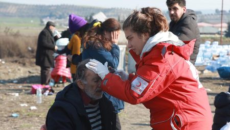 Türk Kızılay sarsıntı bölgesinde yaraları sarıyor
